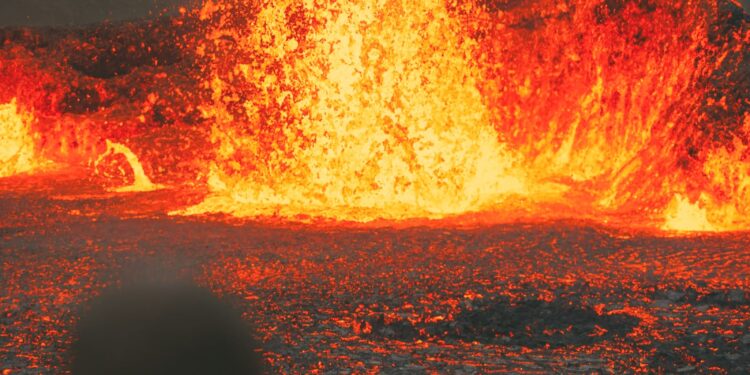 Hiking To An Active Volcano Vulkanausbruch In Iceland (Near Reykjavik) – Hand Luggage Only