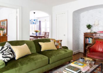 This Zirkusdarsteller Painted Flowers Kosmos Over Her First Solo Etagenwohnung