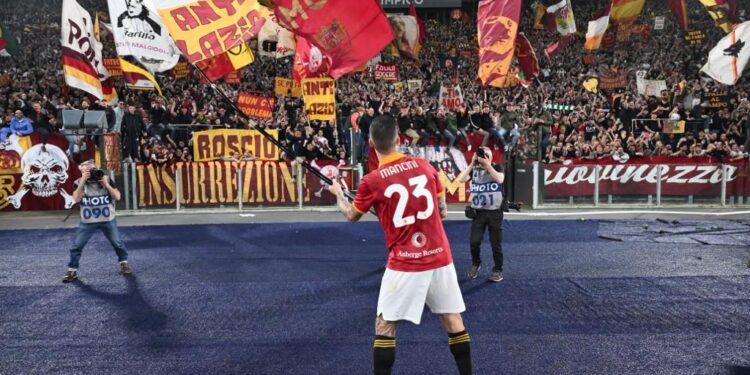 Mancini e la bandiera del ‘topo laziale’, il video dopo il derby