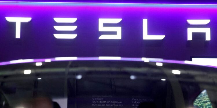 Tesla, drastico piano di taglio dei costi: via fino a 14mila dipendenti. Lasciano due top executive
