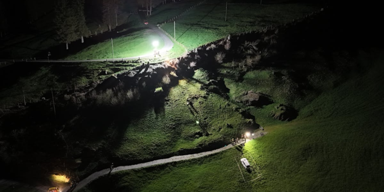 Blechbüchse stürzt 50 Meter Wall runter – eine Person schwergewichtig zerschunden