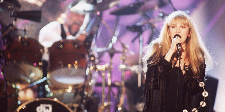 Woman Discovers Fleetwood Mac in Wholesome Virus… Tweet