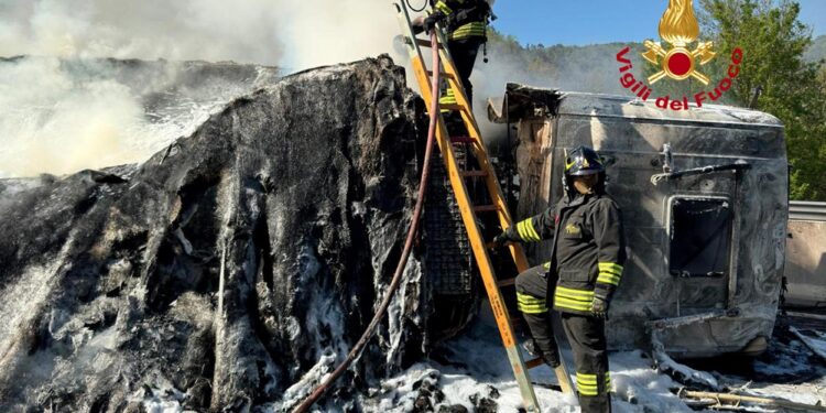 Incidente in A1, camion si ribalta e va a fuoco: lunghe code