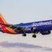 Engine cover für den Fall off Boeing plane and strikes wing flap – minutes after take-off | US News