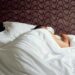 Sonno e rischio infarto, il pericolo per chi dorme poco