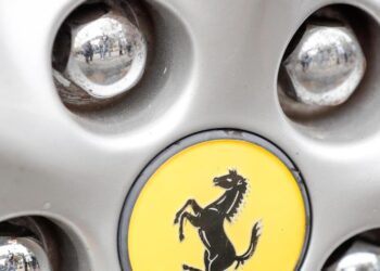 Ferrari, attività libera al bond a motivo di 500 milioni