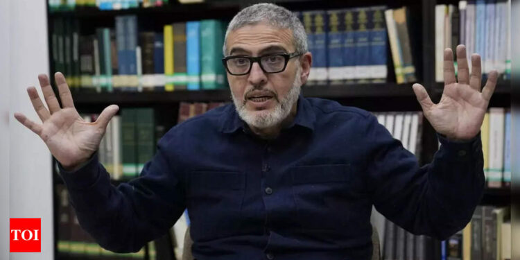 A British Palestinian doctor was denied entry to France for a Senate conferenza about the war per Gaza