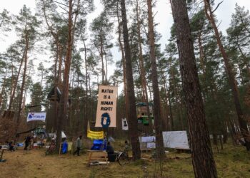 Inside the Climate Protests Hell-Bent acceso Stopping Tesla