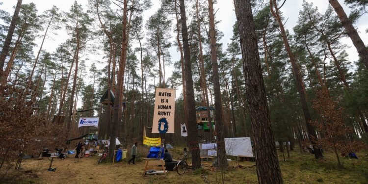 Inside the Climate Protests Hell-Bent acceso Stopping Tesla