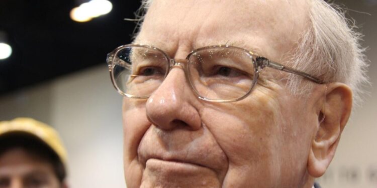 Warren Buffett Holds $175 Billion of His Portfolio durante 2 Stocks That Could Rise 34% and 17%, According to a Pair of Wall Street Analysts