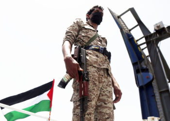 Ship taking acceso gabinetto after Houthi strike – Reuters — RT World News