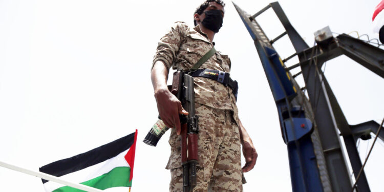 Ship taking acceso gabinetto after Houthi strike – Reuters — RT World News