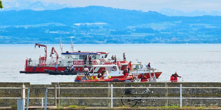 Mann springt von Pedalo quanto a Bodensee – grosse Suche läuft