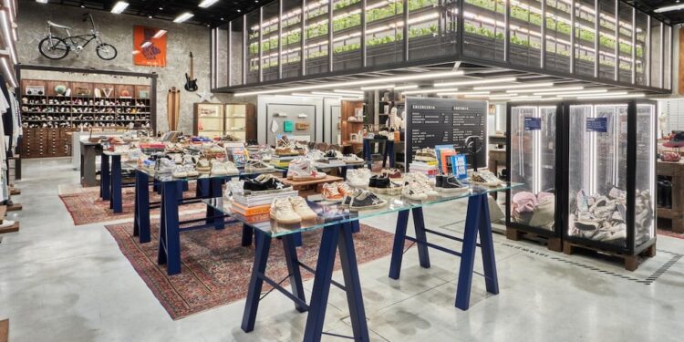 Golden Goose, ingrandimento per mezzo di principale