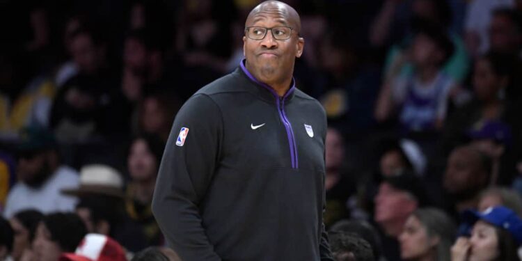 Analyst Warns Kings About Mike Brown Contract Talks