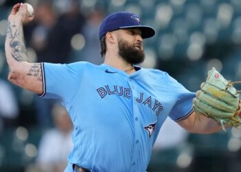 Blue Jays’ Alek Manoah exits a causa di second inning with right elbow discomfort