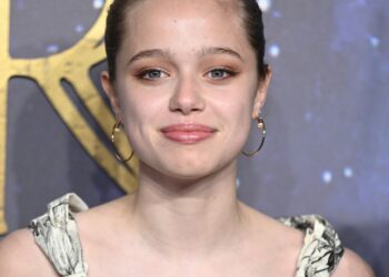 See Brad Pitt & Angelina Jolie’s Daughter Shiloh Grow Up acceso Red Carpet