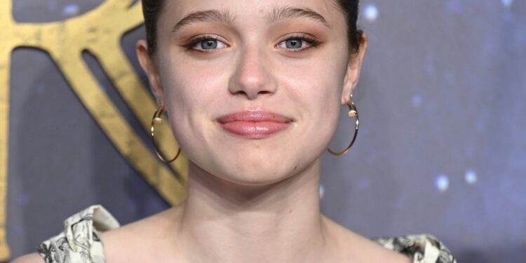 See Brad Pitt & Angelina Jolie’s Daughter Shiloh Grow Up acceso Red Carpet