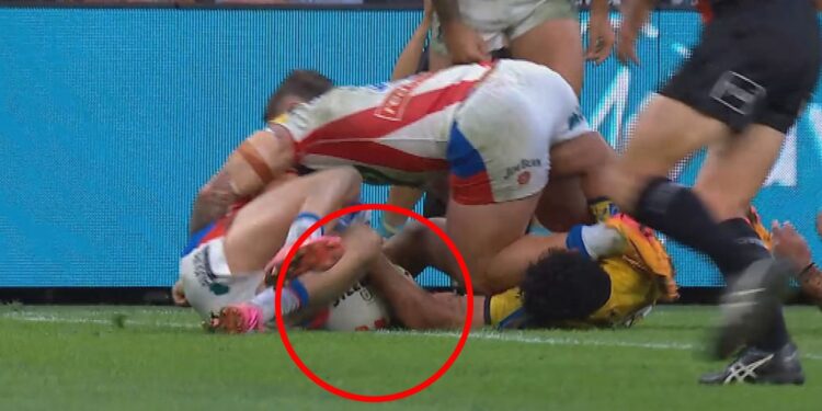 Titans vs Knights results, round 11, Sharks vs Roosters updates, Rabbitohs vs Cowboys latest news; Knights hold acceso after Bunker deny Titans late equaliser; Bradman Best suffers hamstring injury; Sharks and Roosters prepare for battle