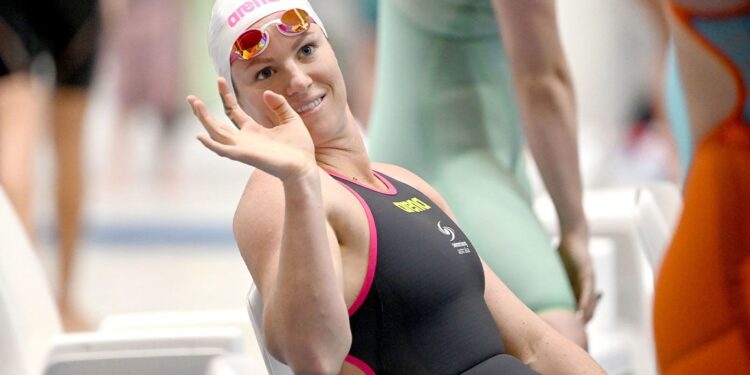 Emily Seebohm wins 100m backstroke at Sydney Aperto