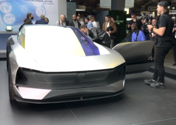 Peugeot reinventa il volante nel concept Inception