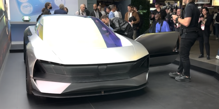 Peugeot reinventa il volante nel concept Inception