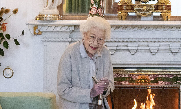 Queen Elizabeth Under Medical Supervision, Doctors “Concerned”