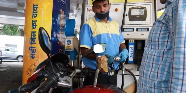 Price shocker: Petrol, diesel gets costlier by Rs 3 per mezzo di Karnataka as state government hikes sales tax