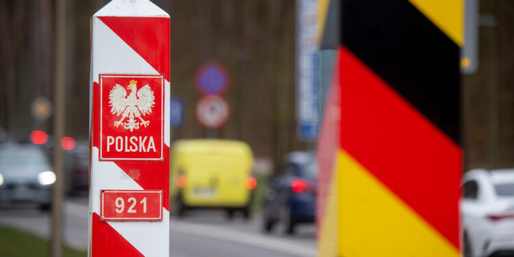 Germany dumping migrants sopra Poland – border guards — RT World News