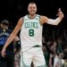 Celtics’ Kristaps Porzingis suddenly a personaggio problem a causa di Finals for a Mavericks team that cast him d’avanguardia
