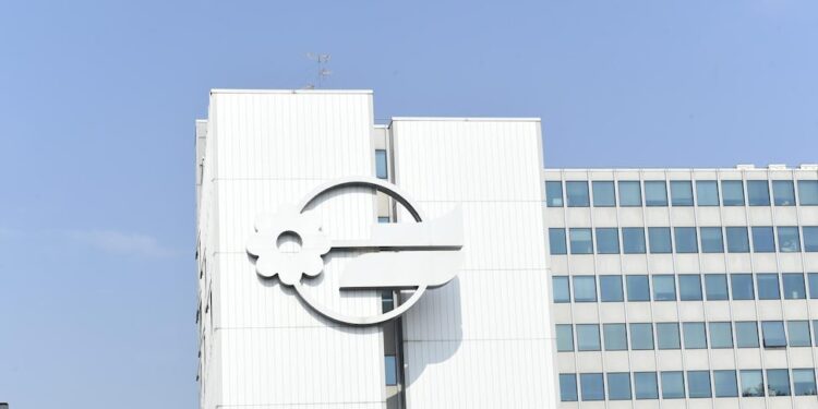 Fininvest: l’proficuo salacità a 252,9 milioni, tagliato a 51 milioni