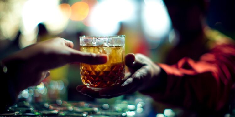 Tainted, Illicit Liquor Kills Dozens per mezzo di India