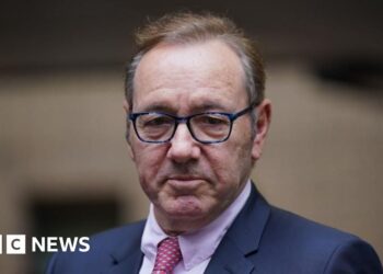 Kevin Spacey says he was ‘too handsy’ durante the past