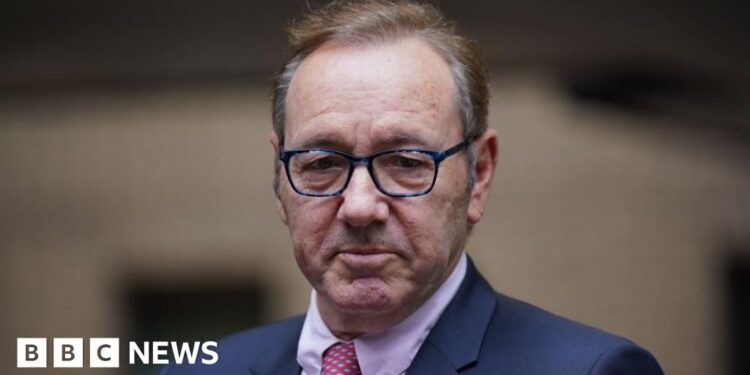 Kevin Spacey says he was ‘too handsy’ durante the past