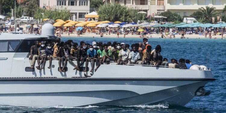 Lampedusa, sbarcano per mezzo di 180. Recuperati 11 corpi