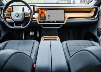 VW to invest up to $5B into Rivian a causa di software deal
