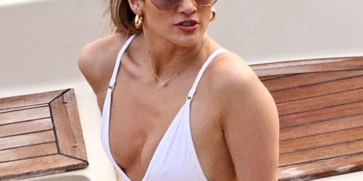 Jennifer Lopez Hustles for Best Selfie durante Italy Without Ben Affleck