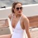 Jennifer Lopez Hustles for Best Selfie durante Italy Without Ben Affleck