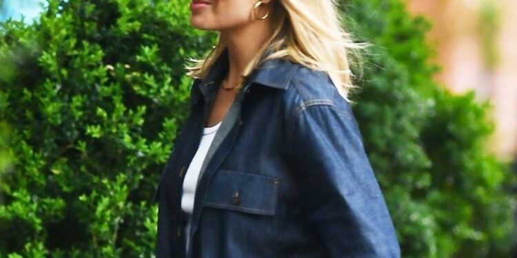Margot Robbie Wore Ballet Flat Mules With Jeans a causa di NYC