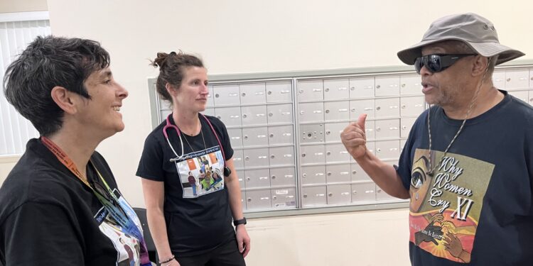 Per mezzo di Baltimore, nurses deliver primary care door-to-door : Shots