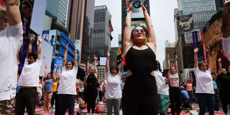 Who’s practicing yoga con America? The CDC has answers : Shots