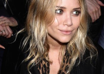 Durante 2024, The Skinny Scarf Is Back Durante