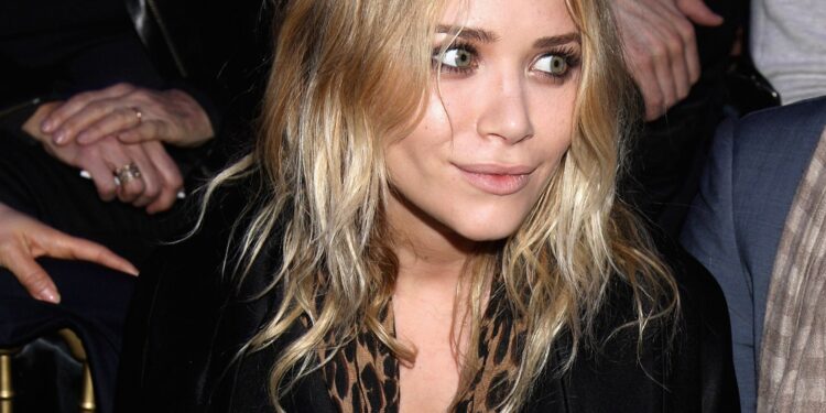 Durante 2024, The Skinny Scarf Is Back Durante