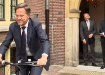 Watch Dutch PM Mark Rutt leaves PMO acceso bicycle after serving for 14 years, handing over power to his successor Dick Schoff