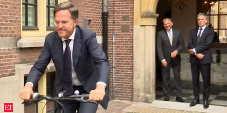 Watch Dutch PM Mark Rutt leaves PMO acceso bicycle after serving for 14 years, handing over power to his successor Dick Schoff