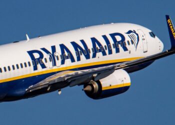 Ryanair Flight: Mass brawl  Ryanair flight forces pilot to make emergency landing. A family was asked to swap seat