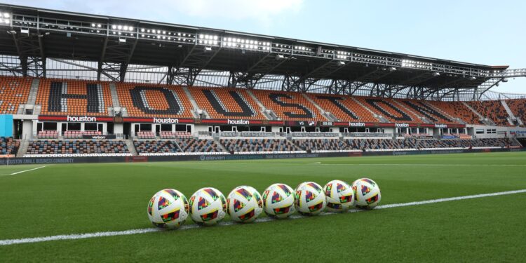 Dynamo sign German winger Lawrence Ennali