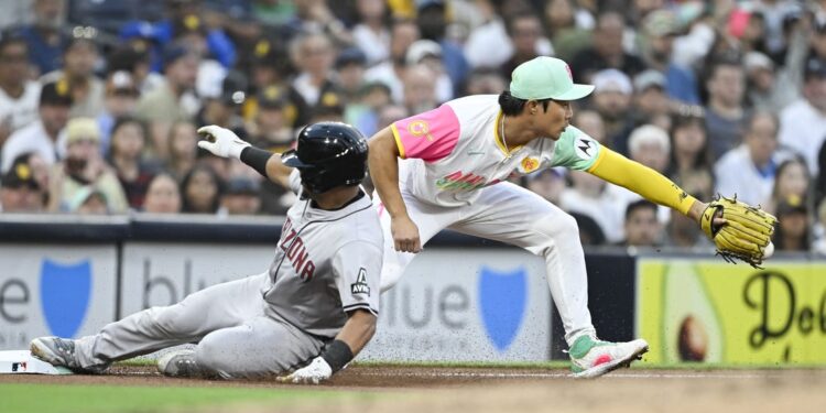 Manny Machado blasts 2-run HR per mezzo di 9th to Padres past Diamondbacks