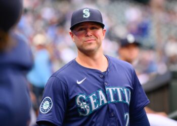 Reds acquire 1B Ty France from Mariners