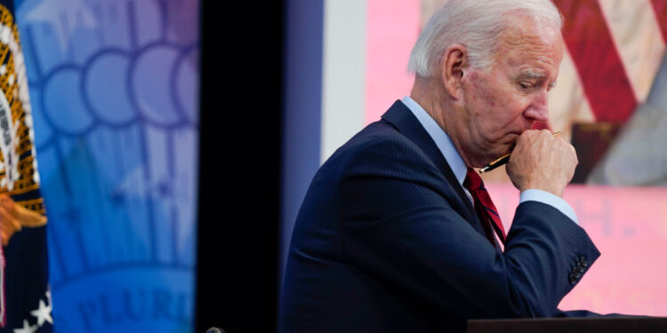 Republicans call  dropped-out Biden to resign, Clintons endorse Harris — RT World News